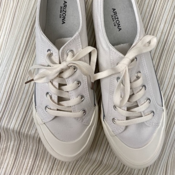 NWOT Arizona Jean Co white women's sneakers size 9 but fit like large 10 - Picture 2 of 5